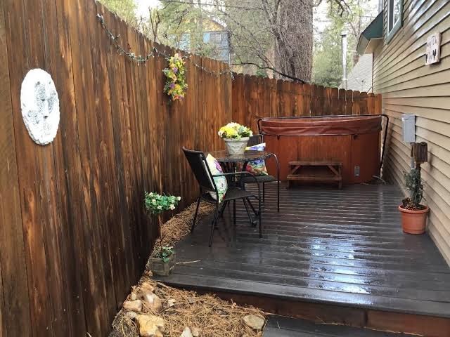Tree Top Cottage- Romantic HOT TUB WiFi Pets 125.00/165.00, Big Bear con Jacuzzi