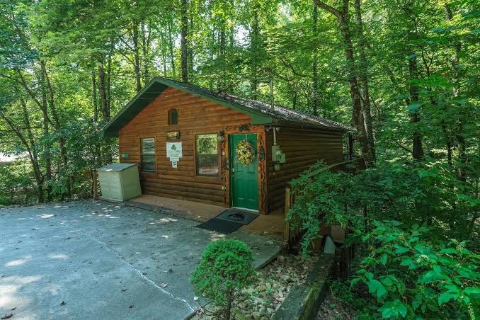 Cozy Retreat - Hot tub, Fireplace, Grill, Balcony, Sevierville