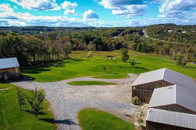 Stunning Getaway - Hot Tub, Game Console, Privacy, Poconos con jacuzzi