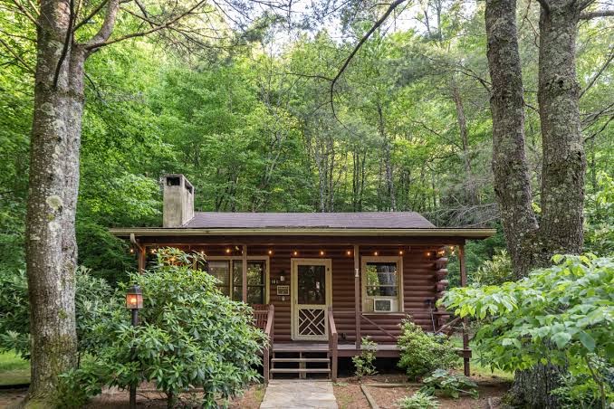 Picturesque Riverside Cabin with Fireplace & Hot Tub. Fish in the River Outside Your Front Door!, Montañas de North Carolina