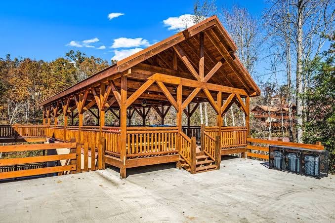 Giant luxury cabin! Sleep 28, pool, 2 hot tubs, Tennessee Smoky Mountains