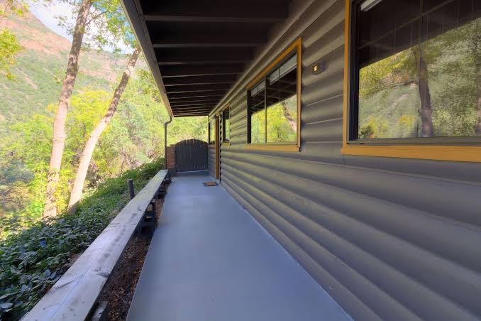 Modern cabin for 4 with views of the red rocks and next to Slide Rock State park, Sedona