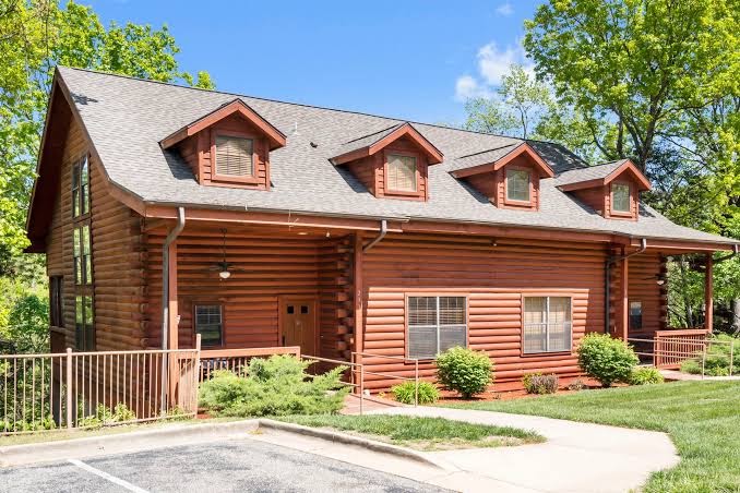 Secluded Retreat - Cedar Log Cabin with Fireplace & Balcony, Branson