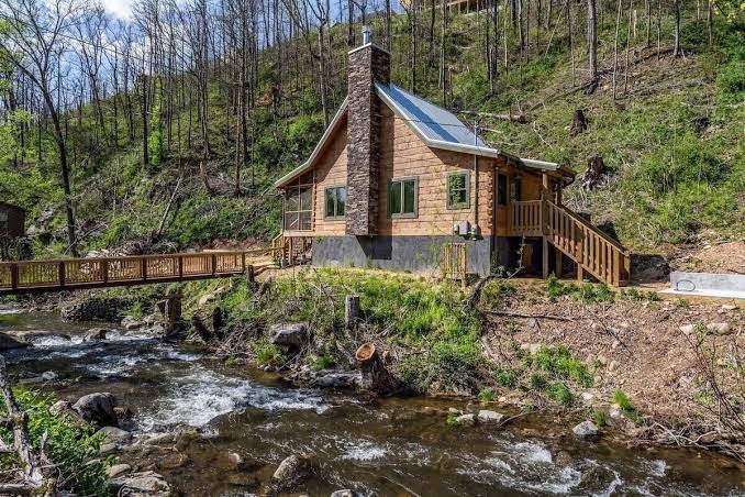 On Roaring Fork Stream/.9 Miles to DwTn Gatlinburg