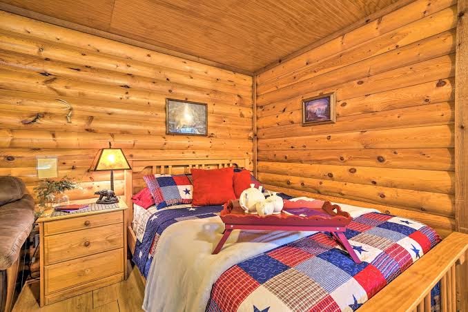 Cozy Davis Cabin w/ Deck - Nestled by Honey Creek!, Turner Falls
