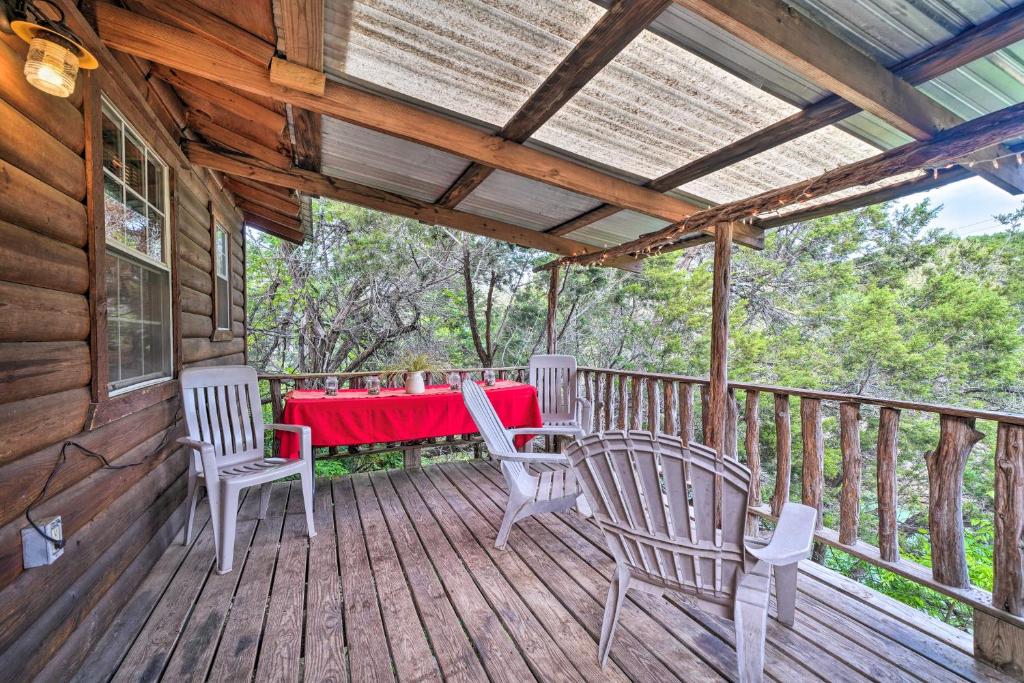 Cozy Davis Cabin with Deck - Nestled by Honey Creek!, Oklahoma cerca de las cascadas