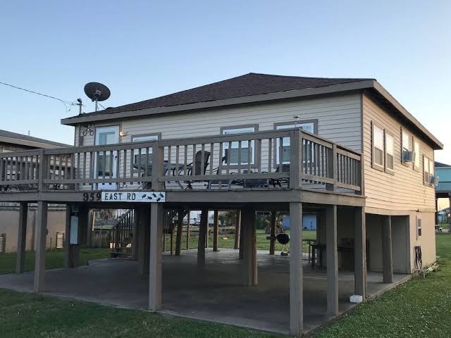 Crystal Beach Cabin - Sleeps 7 (3 blocks from Beach), Galveston