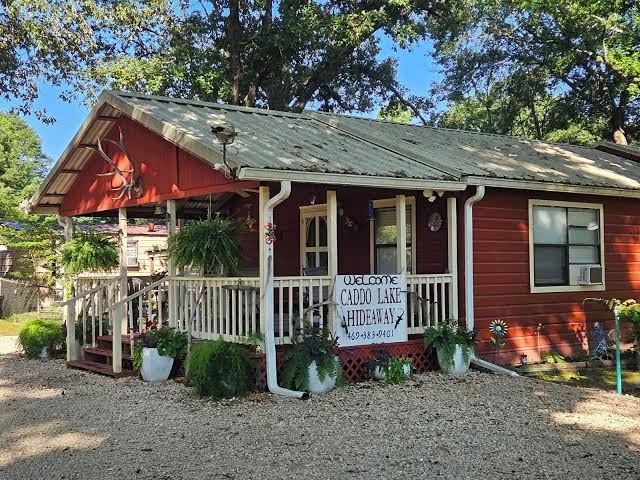 Cabin like setting on wooded property 5 minutes from Caddo Lake, Louisiana