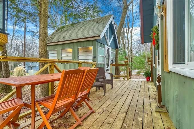 The Gingerbread-Pocono cozy w/hot tub near lakes!, Poconos con jacuzzi
