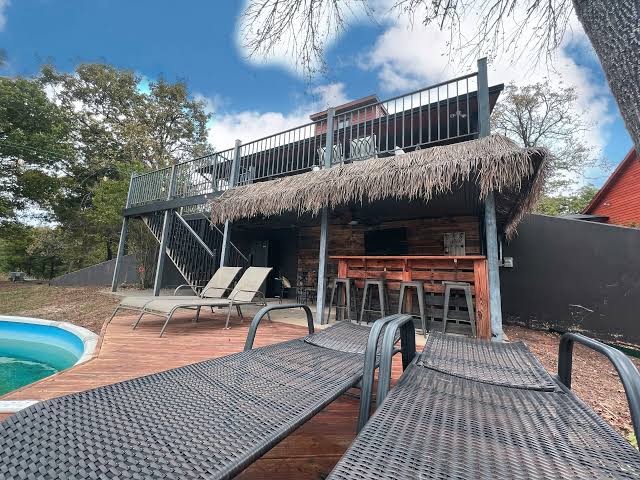 Charming EdgeWater Escape, private pool near Arbuckle Lake, Turner Falls