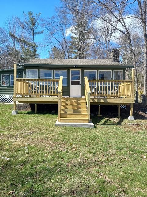 Waterfront Cabin w Firepit, Dock, Deck, BBQ. Direct Lake Access! Pet-friendly!, Connecticut