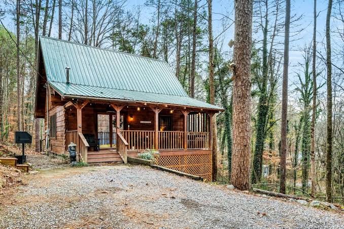 Cozy Cabin, New Hot Tub, in an Amazing Location!, Smoky Mountains