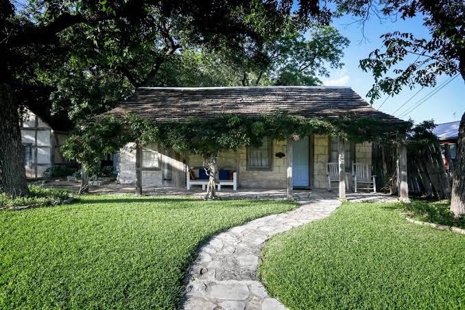 Charming Retreat - Maria's Suite, Stone Walls, Jetted Tub, Fredericksburg