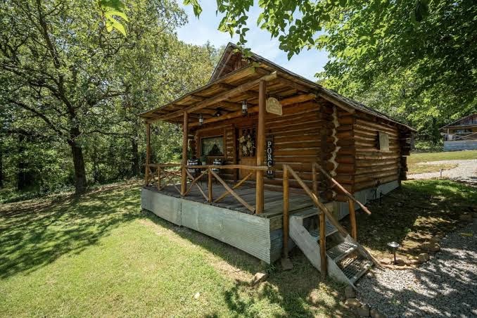 Charming log cabin set in the country with wifi., Arkansas