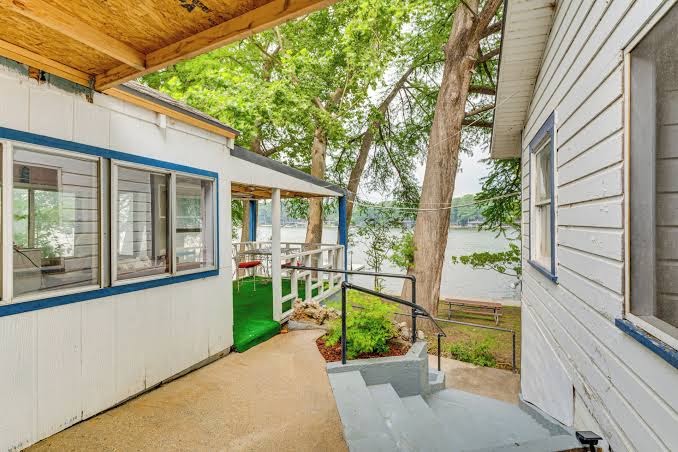Lakefront Cottage in Clear Springs w/ Deck & Patio, New Braunfels