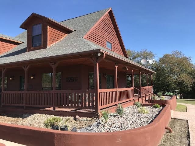 Beautiful Modern 3-Bedroom Red Cedar Cabin, Dallas
