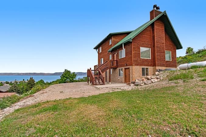 Rustic cabin overlooking Bear Lake with WiFi, fireplace, pool & hot tub