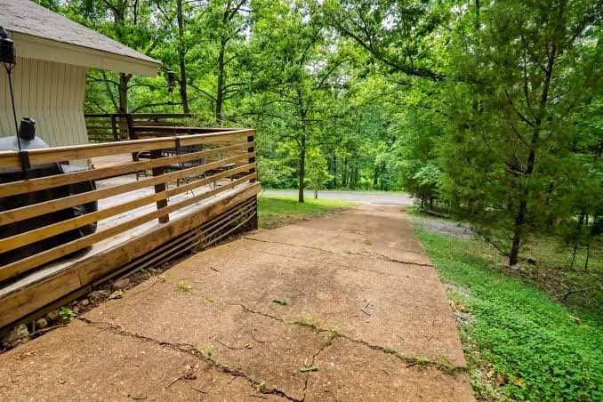 Hillside Haven, secluded vintage cabin with hot tub, Arkansas
