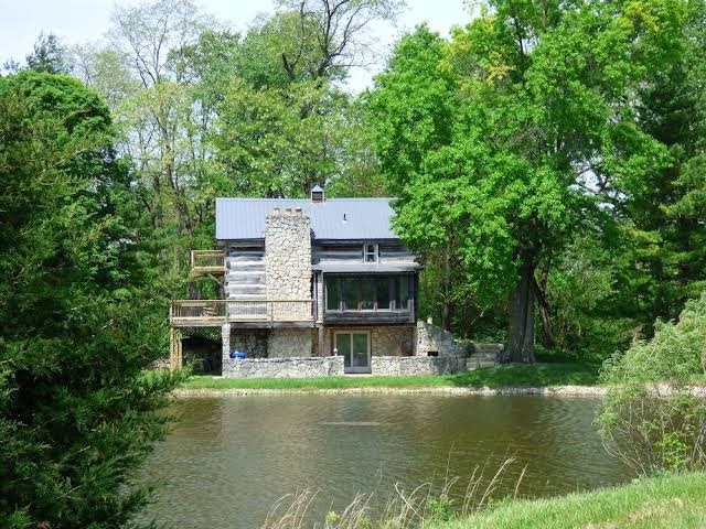 Beautiful, 200 year old Log home - Secluded, 30 Min. from Downtown, Indianapolis