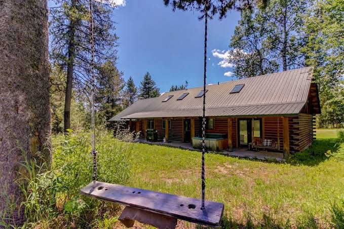 Hermosa y amigable cabaña con un jacuzzi privado en casi dos acres de bosque, McCall