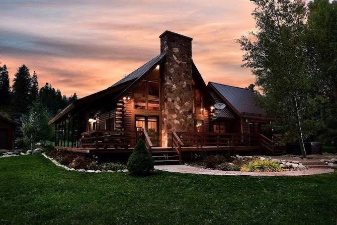 Stunning Riverside Cabin w/Private Hot Tub, Spacious Yard, Full Kitchen, Grill, Montañas de Florida