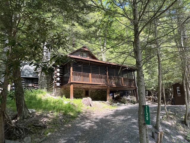 Bushkill Waterfront Log Cabin, Poconos con jacuzzi