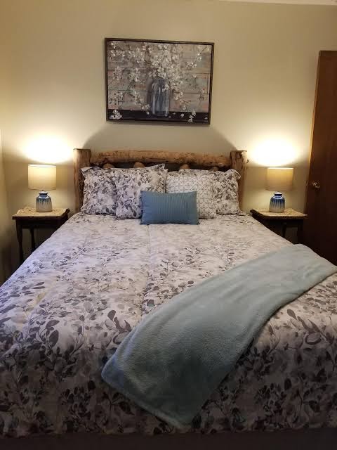 Cozy Cabin Escape with indoor & outdoor pools, hot tubs, tennis, skiing & more, Poconos con jacuzzi