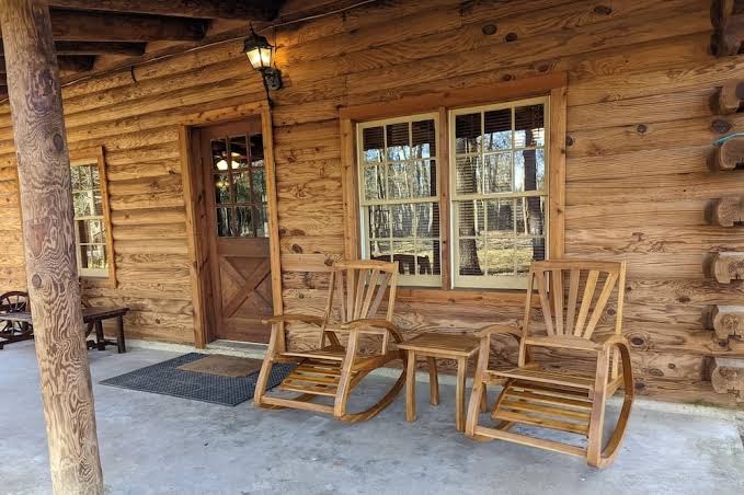 Log Cabin on 1 acre! Fire Pit and fast wifi! Country Home close to Everything!, Houston, Texas