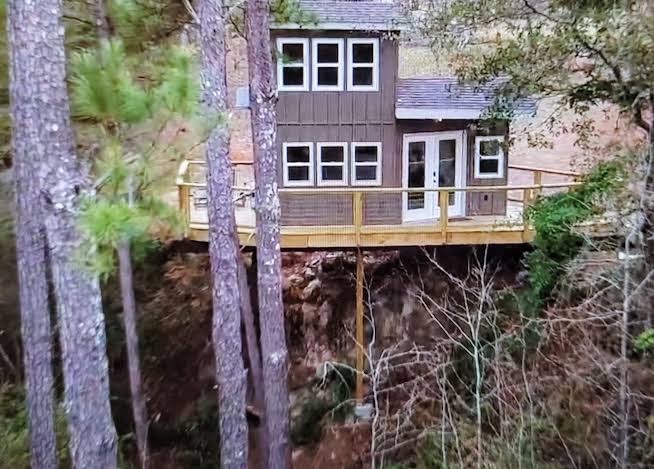 Escape to the Canopy: Enchanting Treehouse Retreat in the Heart of Nature, Mississippi