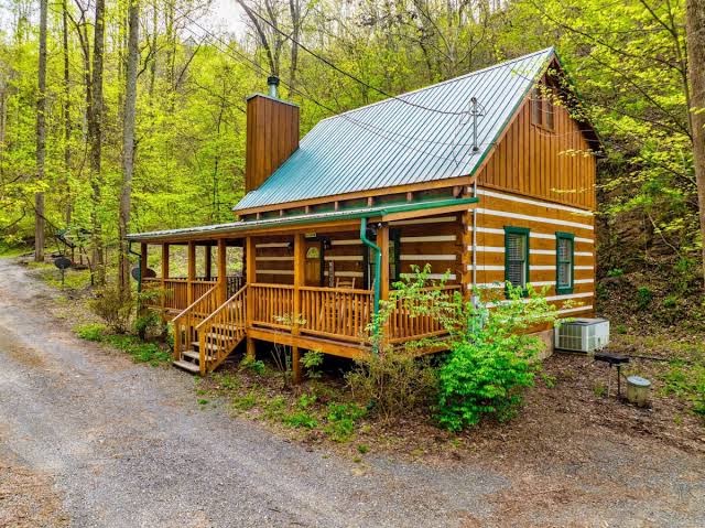 Couples retreat, hot tub, foosball, game room, Smoky Mountains