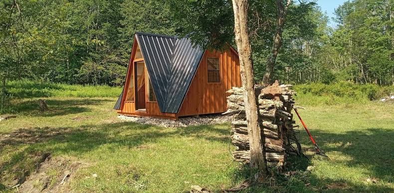 Waterfront Glamping Cabin On Private Blue Water Mountain Top Lake, Maryland