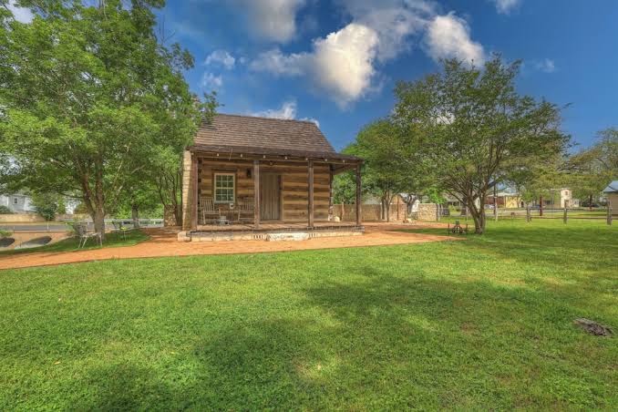 Town Creek Cabin Walk to Main St, Fredericksburg
