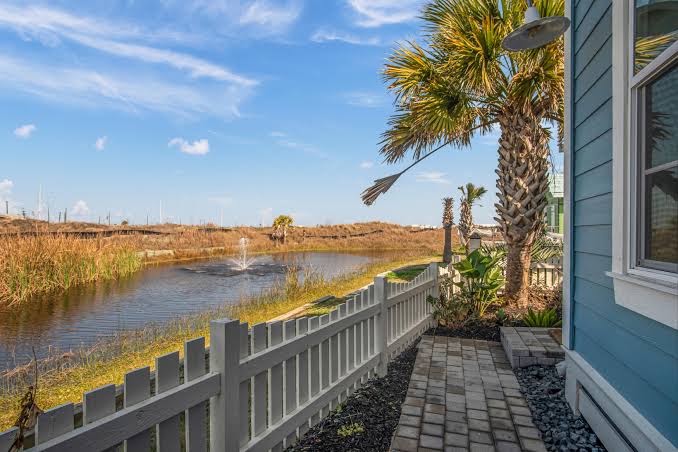 Stunning Coastal Retreat - Quiet Home with Gorgeous Patio, Corpus Christi