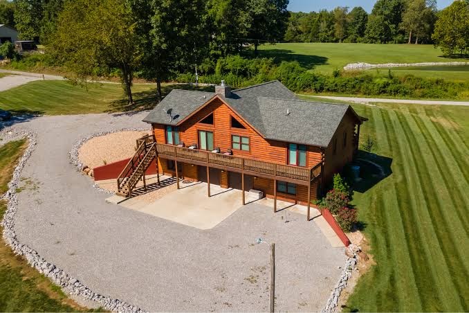 Luxury Log Cabin near SIU, Giant City, & Wineries, Illinois