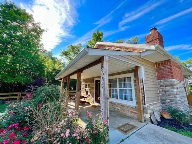 Cabin with hot tub and relaxing views!, Hocking Hills
