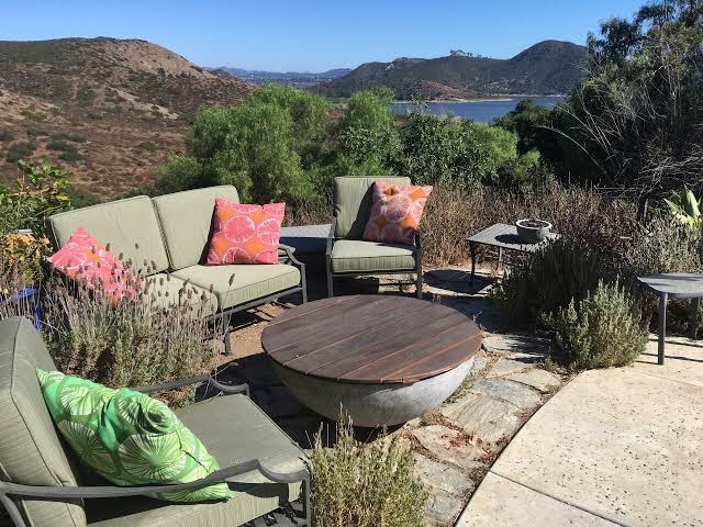 Hilltop cabin with panoramic lake & mountain views, San Diego
