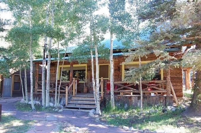 Bear Run - Walk to Main Street - Rustic Cabin - Free WiFi - Washer/Dryer - Wood, Red River