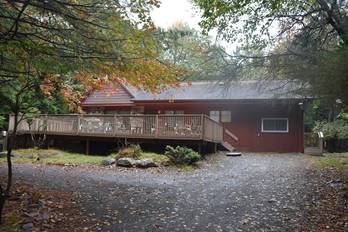 5 Bdr Cabin w/ Game room Pool Table Large Deck BBQ grill Fireplace FireTable, Pennsylvania