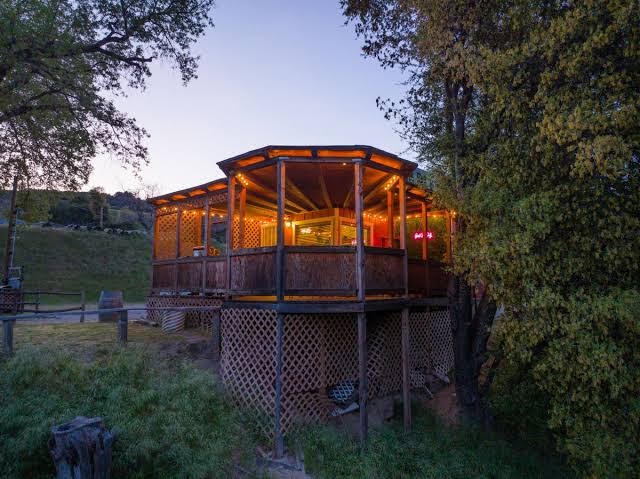 Perfectly located Yosemite boho cabin with HOT TUB, Bass Lake