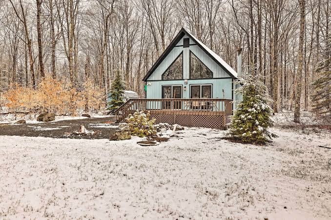Charming Pocono Lake Cabin w/ Hot Tub & Fire Pit, Poconos con jacuzzi
