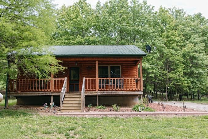 Couple's Retreat with HOT TUB, Illinois