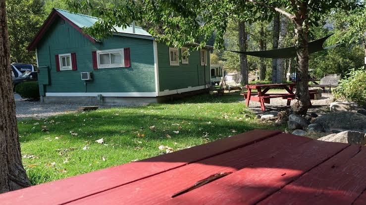 Peace by the river. Cozy cabin right next to the Little Salmon River, Idaho