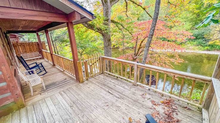 Cabin #6 - Riverfront w/ Gas Fireplace & more!, Cherokee