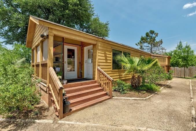 COZY, RIVER-FRONT CABIN, PRIVATE, ROMANTIC AND *PARTIES OK W/CONDITIONS, Austin
