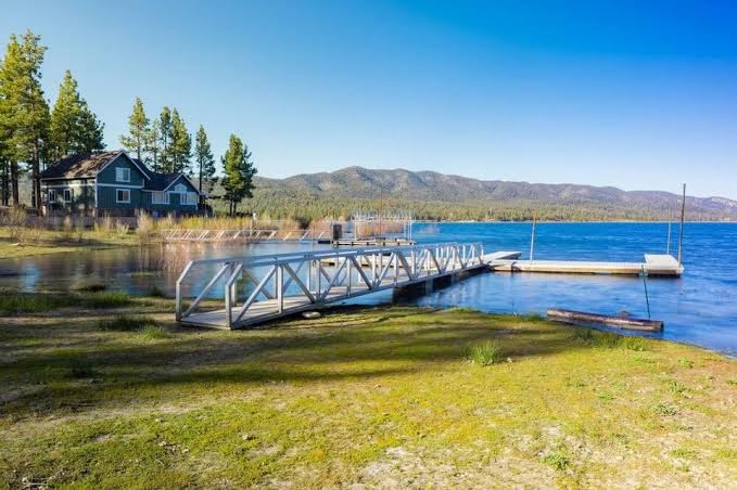 Pet Friendly Lonepine Lakeside Family Cottage Walk to Village, Big Bear con Alberca