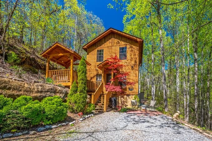 Romantic Wooded Cabin,1 BDR/1.5 BATH, Sleeps 4, Hot Tub, Wi-Fi, Close to All, Smoky Mountains