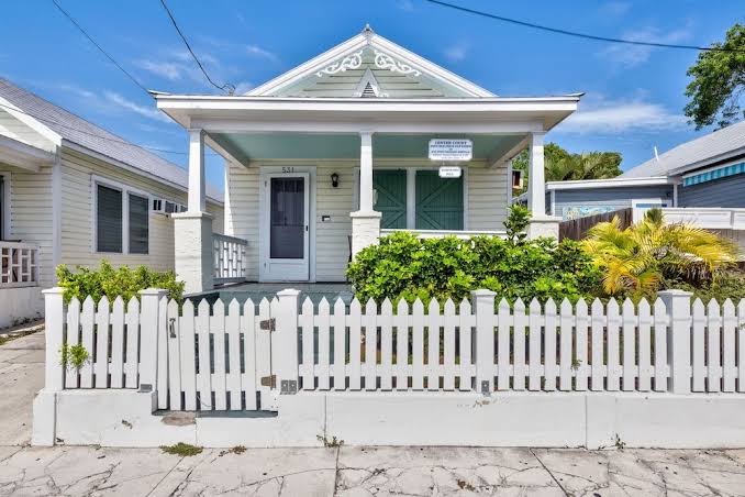 Two Rustic Cottages with Private Hot Tubs & Private Parking - Dogs OK, Cayo Hueso