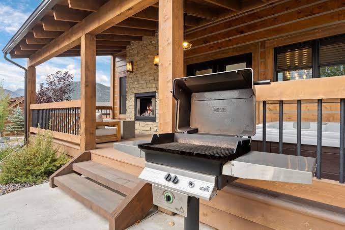 Estes Escape – Jacuzzi, Indoor/Outdoor Fireplace and BBQ Grill, Estes Park