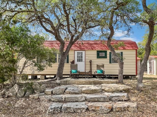 Gorgeous Cozy Cabin in Canyon Lake! Only 5 minutes from the lake and river!