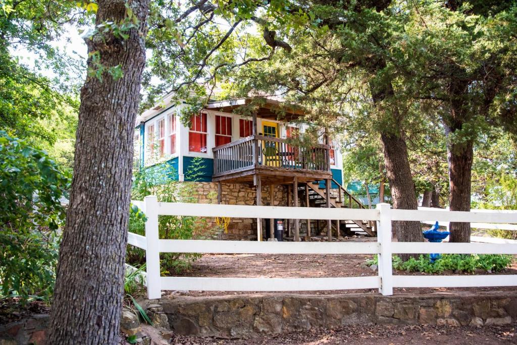 The Bluebird Cottage Style Cabin with Hot Tub near Turner Falls, Oklahoma cerca de las cascadas